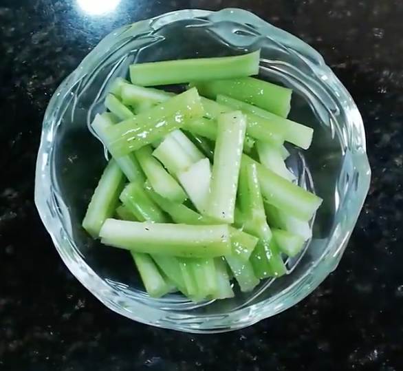 Palitos de apio con berberechos y arroz integral.